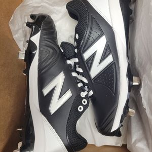 NWOT New Balance Women's Fuse V2 Metal Softball Shoe/ Cleats - Size 7